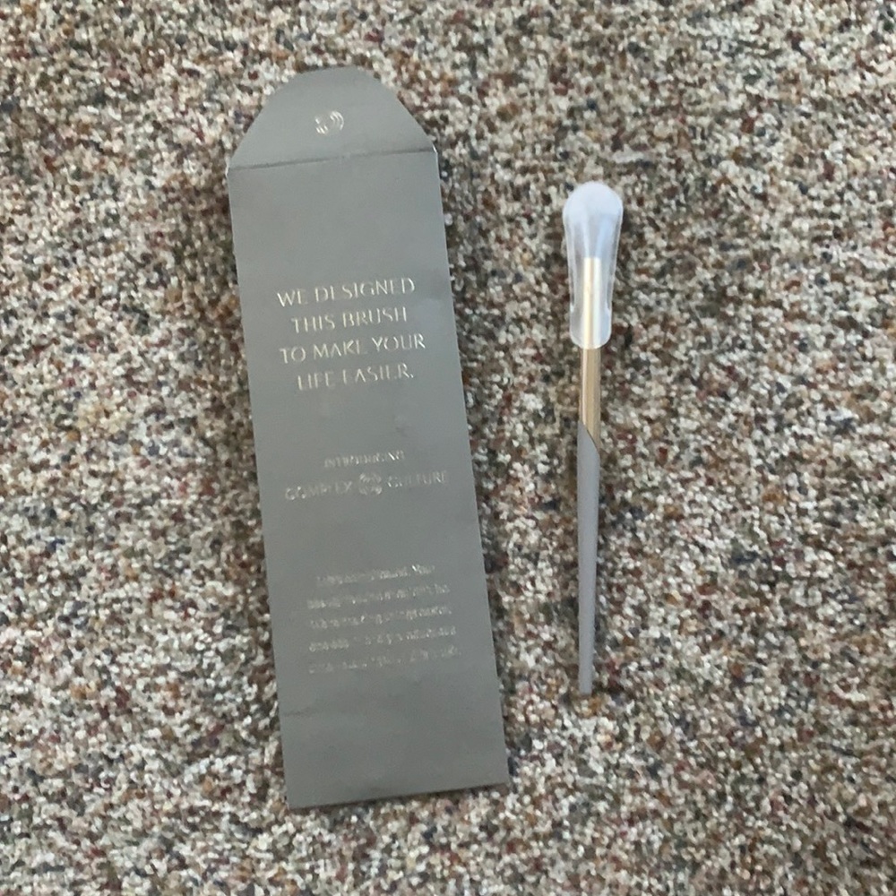 New and Sealed Complex Culture All Over Highlight Brush